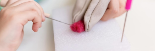 Zbliżenie na igłę i nitkę na materiale